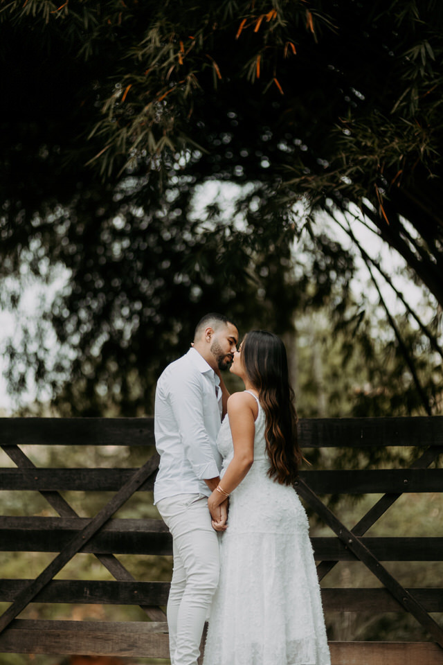 A beleza de www.espacosanctuarium.com.br ganha vida em nossas imagens de pré-casamento. Explore a magia do cenário e a paixão do casal.