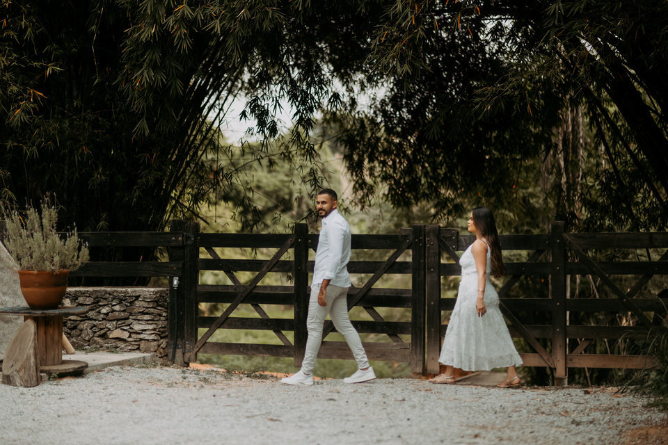A beleza de www.espacosanctuarium.com.br ganha vida em nossas imagens de pré-casamento. Explore a magia do cenário e a paixão do casal.