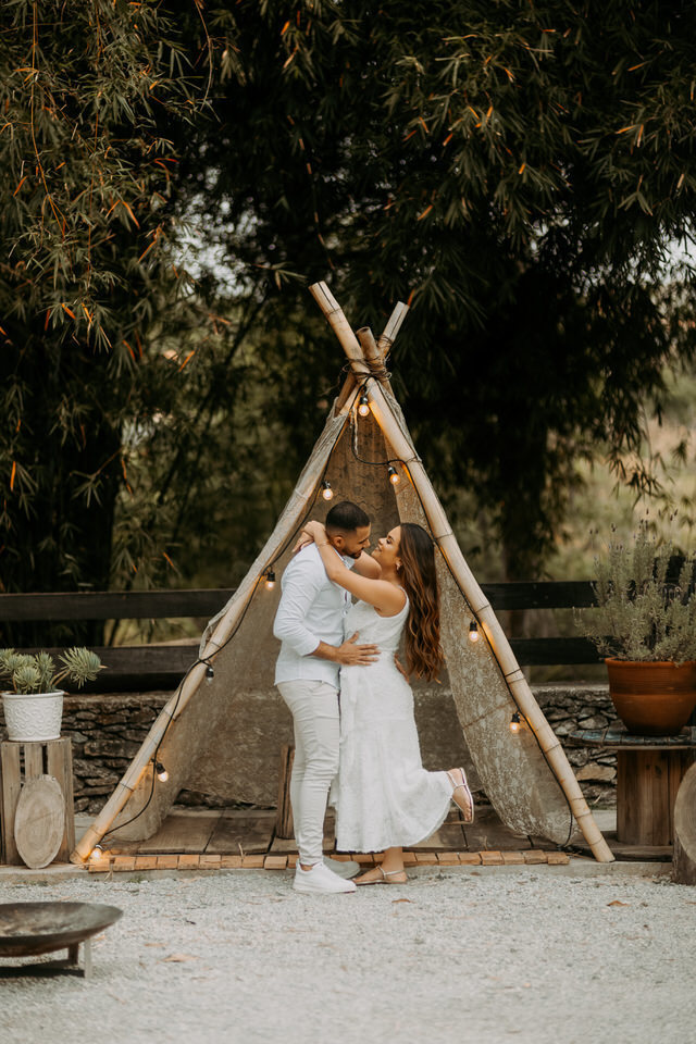 A beleza de www.espacosanctuarium.com.br ganha vida em nossas imagens de pré-casamento. Explore a magia do cenário e a paixão do casal.
