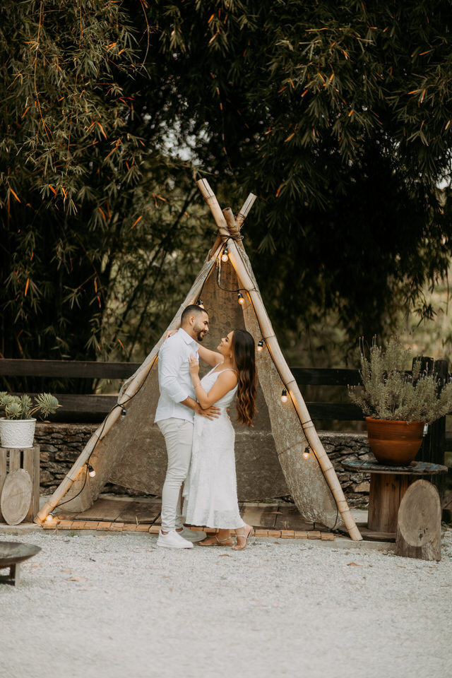 A beleza de www.espacosanctuarium.com.br ganha vida em nossas imagens de pré-casamento. Explore a magia do cenário e a paixão do casal.