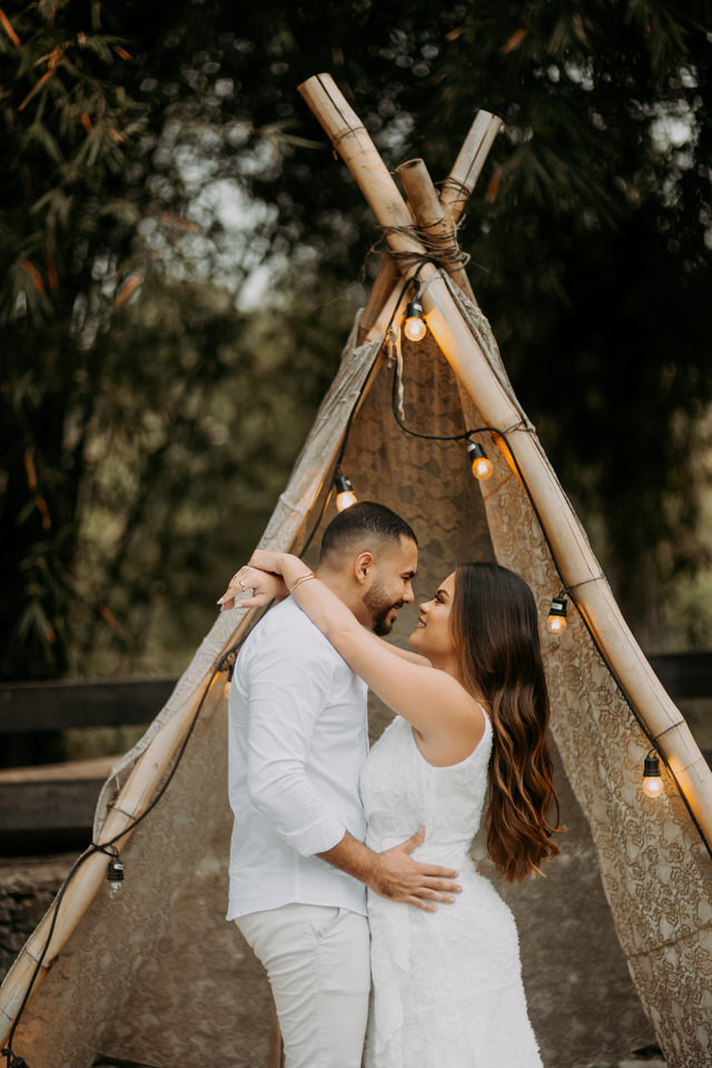 A beleza de www.espacosanctuarium.com.br ganha vida em nossas imagens de pré-casamento. Explore a magia do cenário e a paixão do casal.