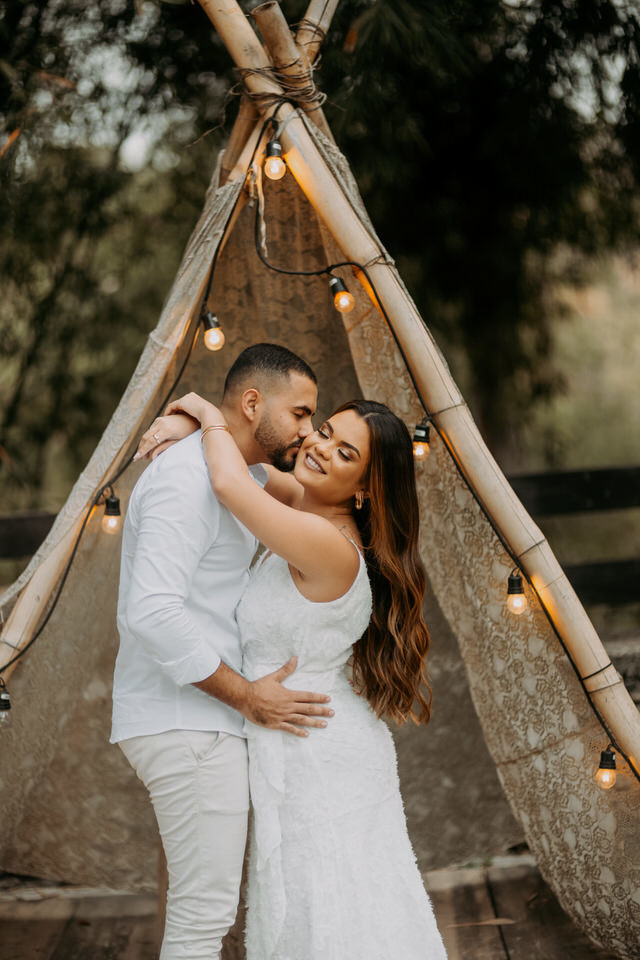 A beleza de www.espacosanctuarium.com.br ganha vida em nossas imagens de pré-casamento. Explore a magia do cenário e a paixão do casal.