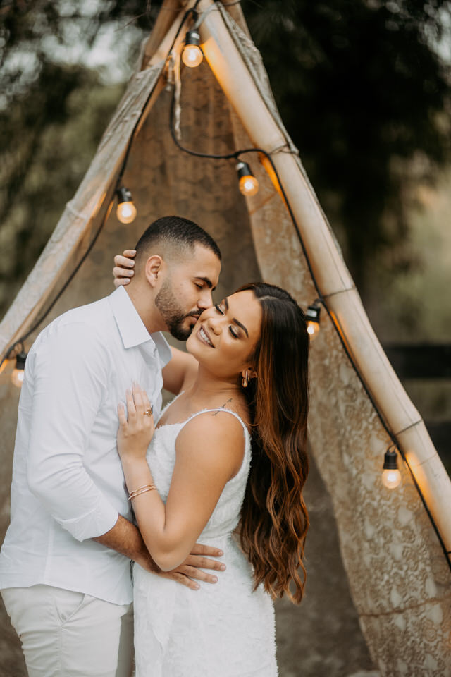 A beleza de www.espacosanctuarium.com.br ganha vida em nossas imagens de pré-casamento. Explore a magia do cenário e a paixão do casal.