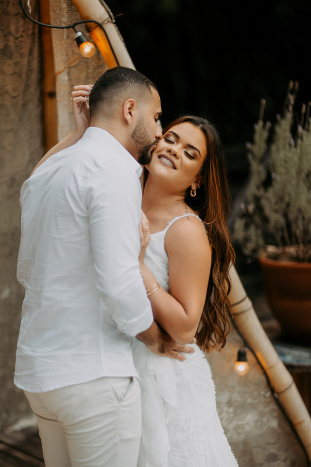 A beleza de www.espacosanctuarium.com.br ganha vida em nossas imagens de pré-casamento. Explore a magia do cenário e a paixão do casal.