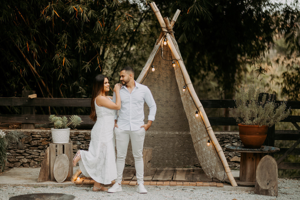 A beleza de www.espacosanctuarium.com.br ganha vida em nossas imagens de pré-casamento. Explore a magia do cenário e a paixão do casal.