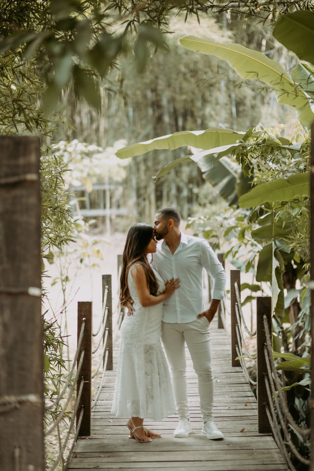 A beleza de www.espacosanctuarium.com.br ganha vida em nossas imagens de pré-casamento. Explore a magia do cenário e a paixão do casal.