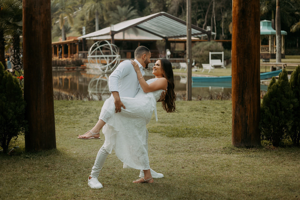A beleza de www.espacosanctuarium.com.br ganha vida em nossas imagens de pré-casamento. Explore a magia do cenário e a paixão do casal.