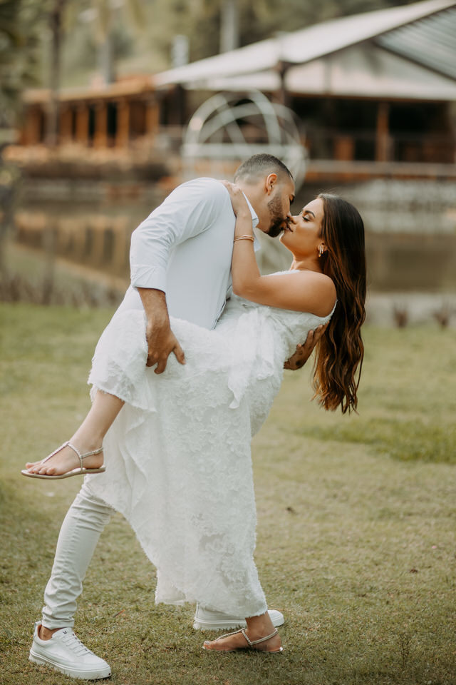 A beleza de www.espacosanctuarium.com.br ganha vida em nossas imagens de pré-casamento. Explore a magia do cenário e a paixão do casal.