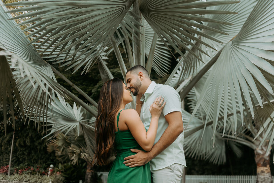 A beleza de www.espacosanctuarium.com.br ganha vida em nossas imagens de pré-casamento. Explore a magia do cenário e a paixão do casal.