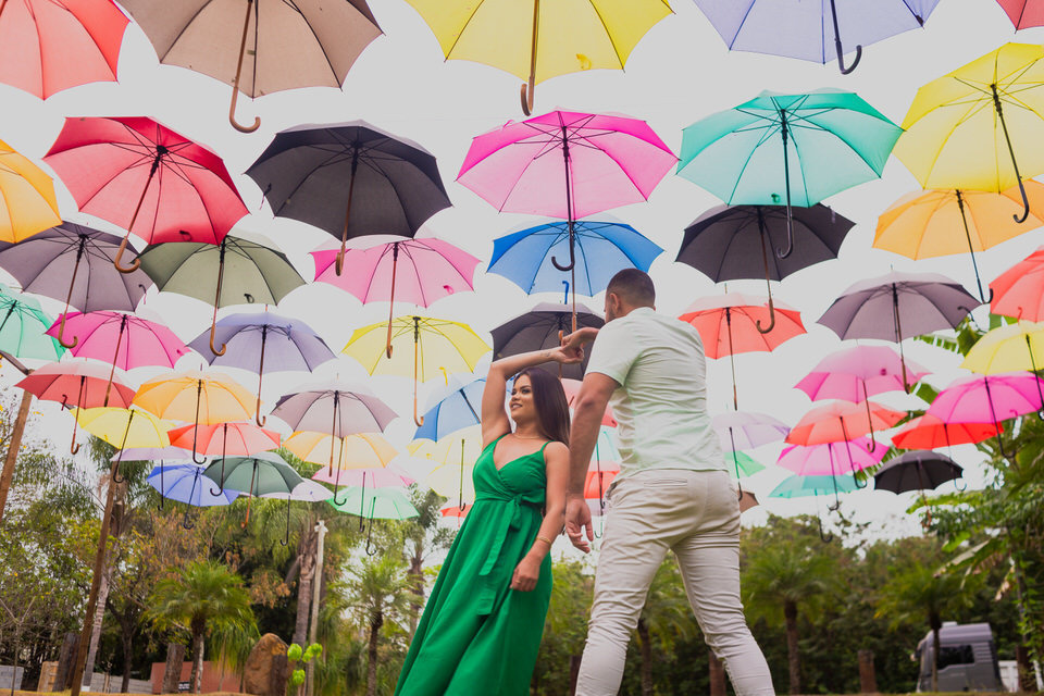 A beleza de www.espacosanctuarium.com.br ganha vida em nossas imagens de pré-casamento. Explore a magia do cenário e a paixão do casal.