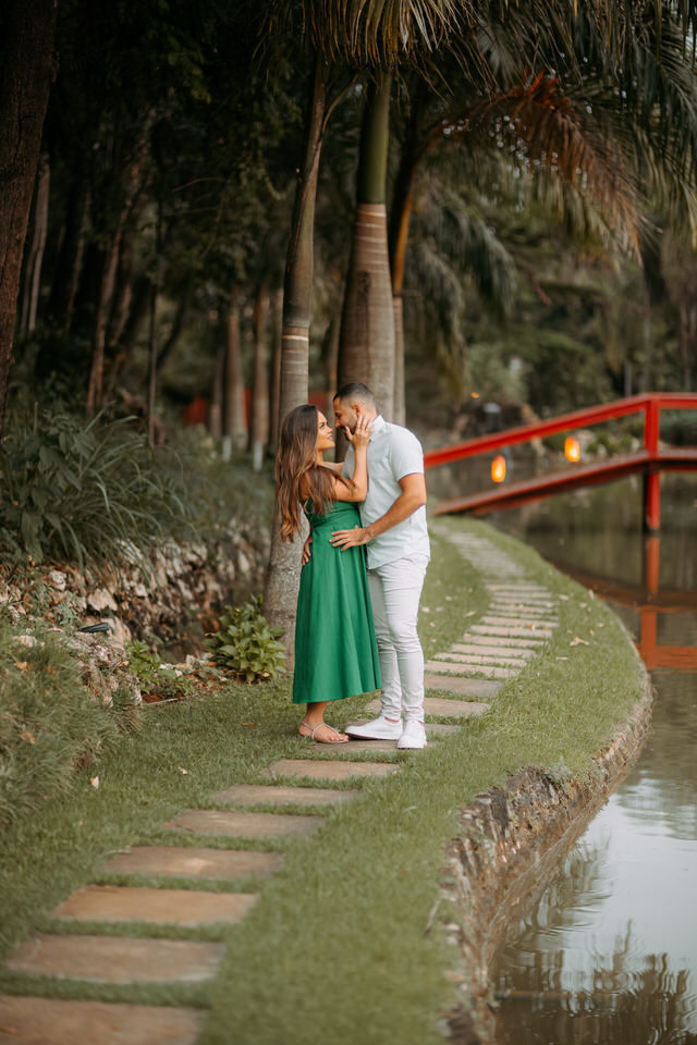 A beleza de www.espacosanctuarium.com.br ganha vida em nossas imagens de pré-casamento. Explore a magia do cenário e a paixão do casal.
