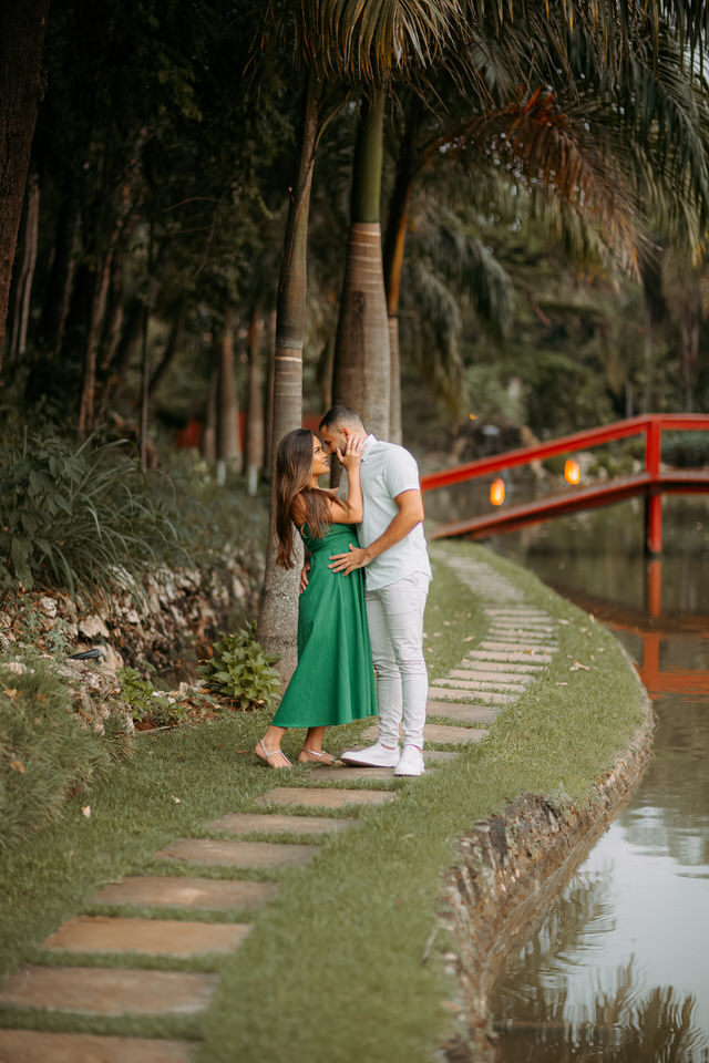 A beleza de www.espacosanctuarium.com.br ganha vida em nossas imagens de pré-casamento. Explore a magia do cenário e a paixão do casal.