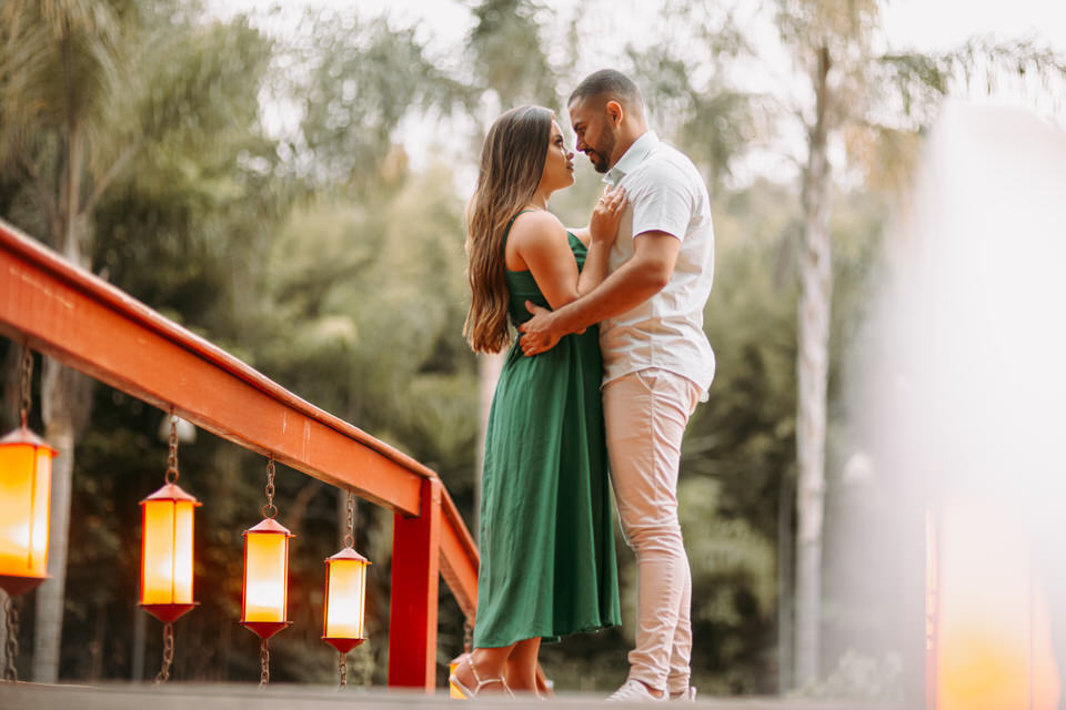 A beleza de www.espacosanctuarium.com.br ganha vida em nossas imagens de pré-casamento. Explore a magia do cenário e a paixão do casal.