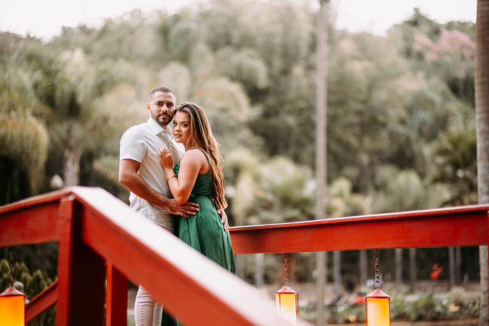 A beleza de www.espacosanctuarium.com.br ganha vida em nossas imagens de pré-casamento. Explore a magia do cenário e a paixão do casal.