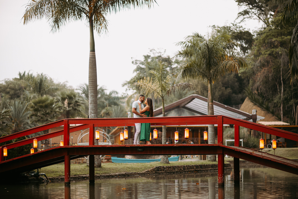 A beleza de www.espacosanctuarium.com.br ganha vida em nossas imagens de pré-casamento. Explore a magia do cenário e a paixão do casal.