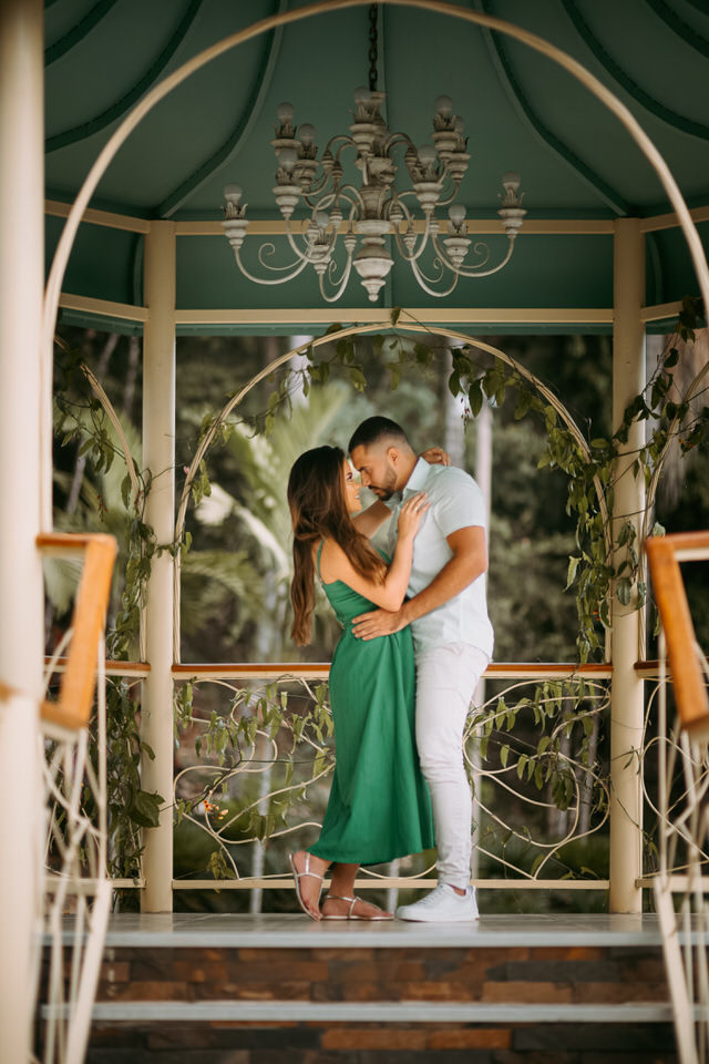 A beleza de www.espacosanctuarium.com.br ganha vida em nossas imagens de pré-casamento. Explore a magia do cenário e a paixão do casal.