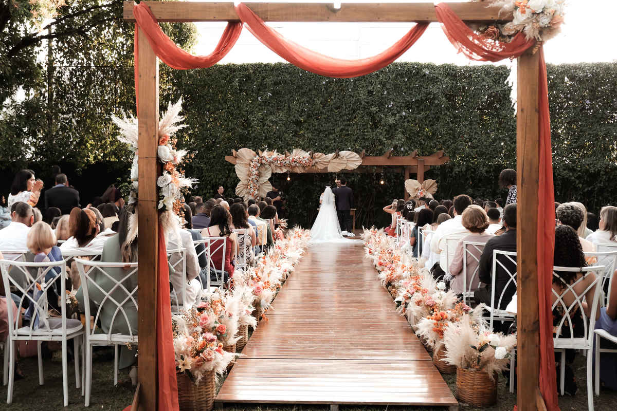Casamento ao ar livre na praia de Minas Gerais, com registro dos detalhes e emoções que fazem cada momento inesquecível.

