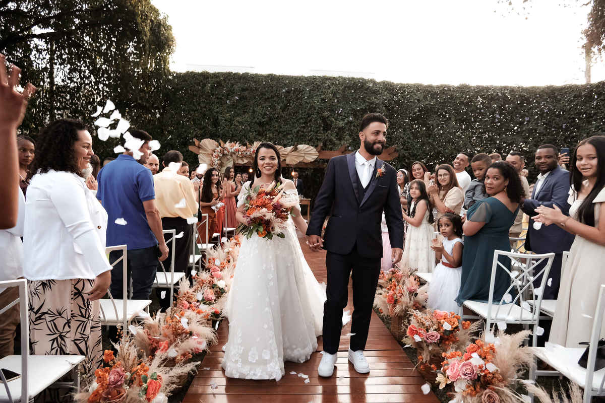Ensaio pré-wedding na montanha, com vista panorâmica e muito amor em cada clique. Fotografia natural e cheia de sentimento.