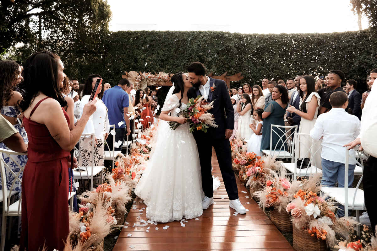Ensaio pré-wedding na montanha, com vista panorâmica e muito amor em cada clique. Fotografia natural e cheia de sentimento.