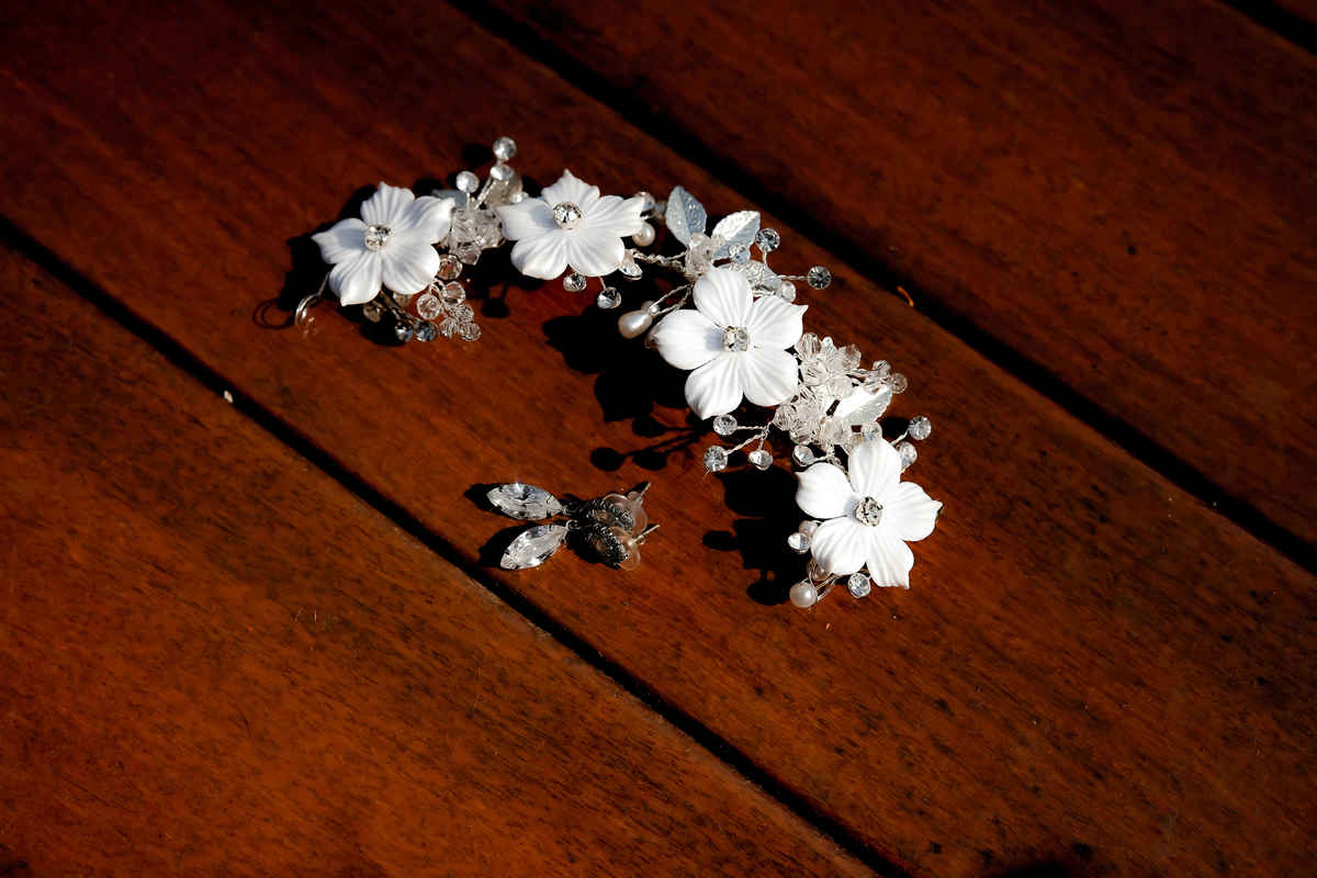 Detalhes do casamento no campo, com foco nas alianças, flores e decoração rústica, capturando a essência do grande dia.

