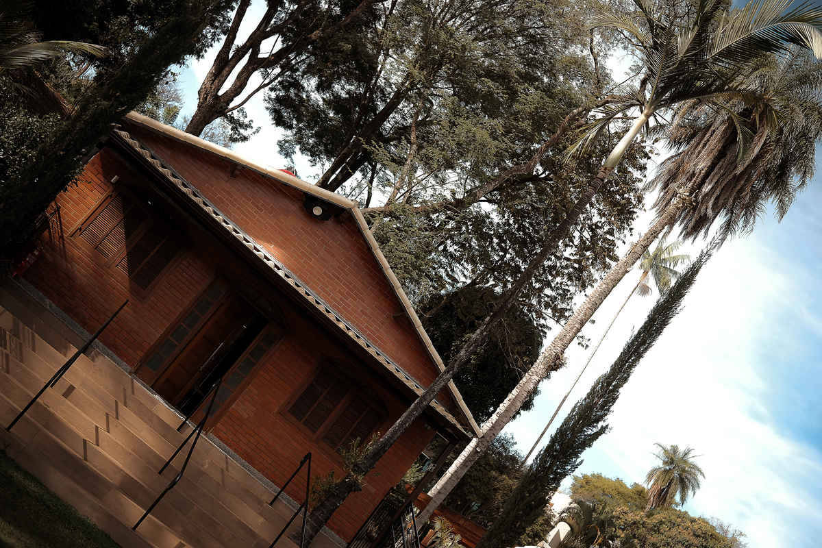 Detalhes do casamento no campo, com foco nas alianças, flores e decoração rústica, capturando a essência do grande dia.


