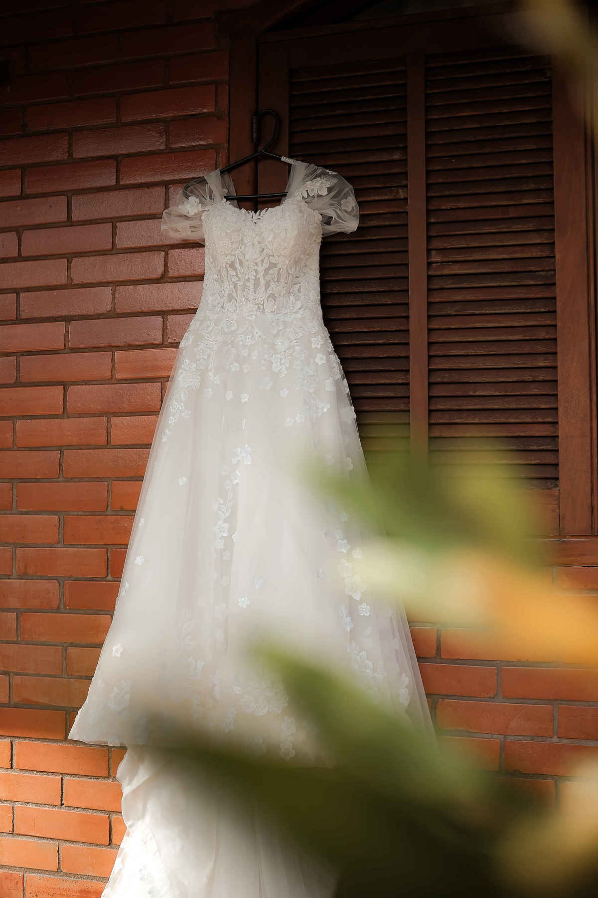 Detalhes do casamento no campo, com foco nas alianças, flores e decoração rústica, capturando a essência do grande dia.

