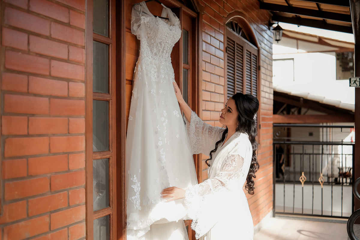 Detalhes do casamento no campo, com foco nas alianças, flores e decoração rústica, capturando a essência do grande dia.

