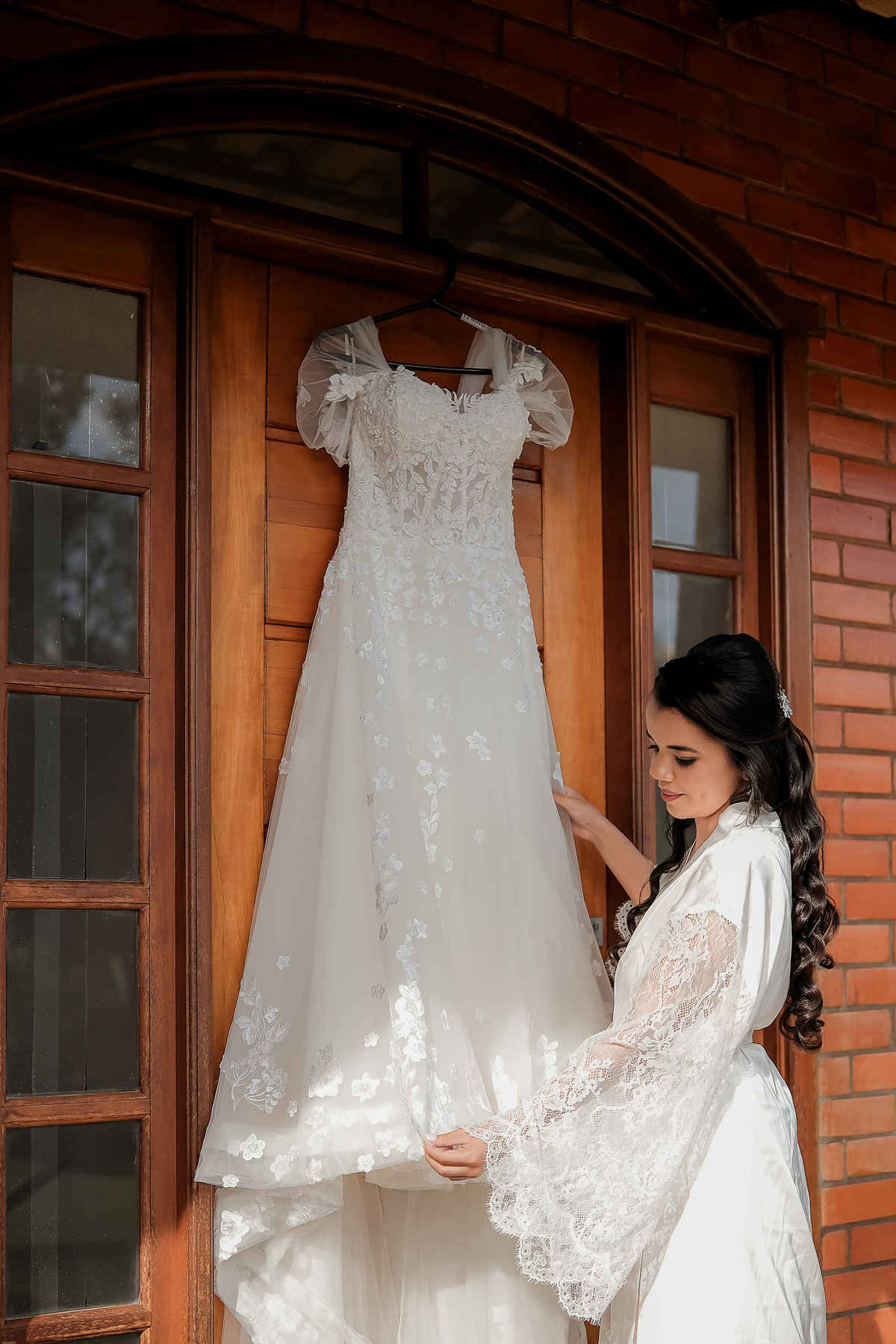 Detalhes do casamento no campo, com foco nas alianças, flores e decoração rústica, capturando a essência do grande dia.

