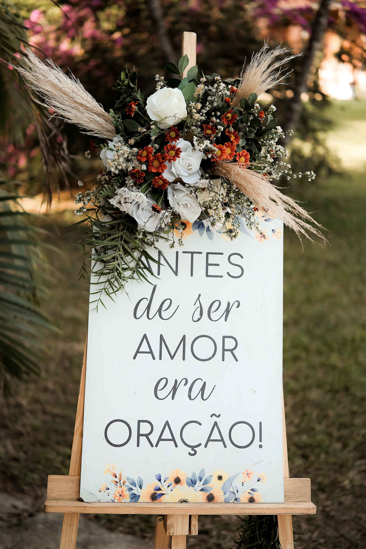 Noivos apaixonados em um ensaio romântico ao pôr do sol no sítio em Belo Horizonte. Fotos que eternizam momentos únicos ao ar livre.
Noivos apaixonados em um ensaio romântico ao pôr do sol no sítio em Belo Horizonte. Fotos que eternizam momentos únicos a
