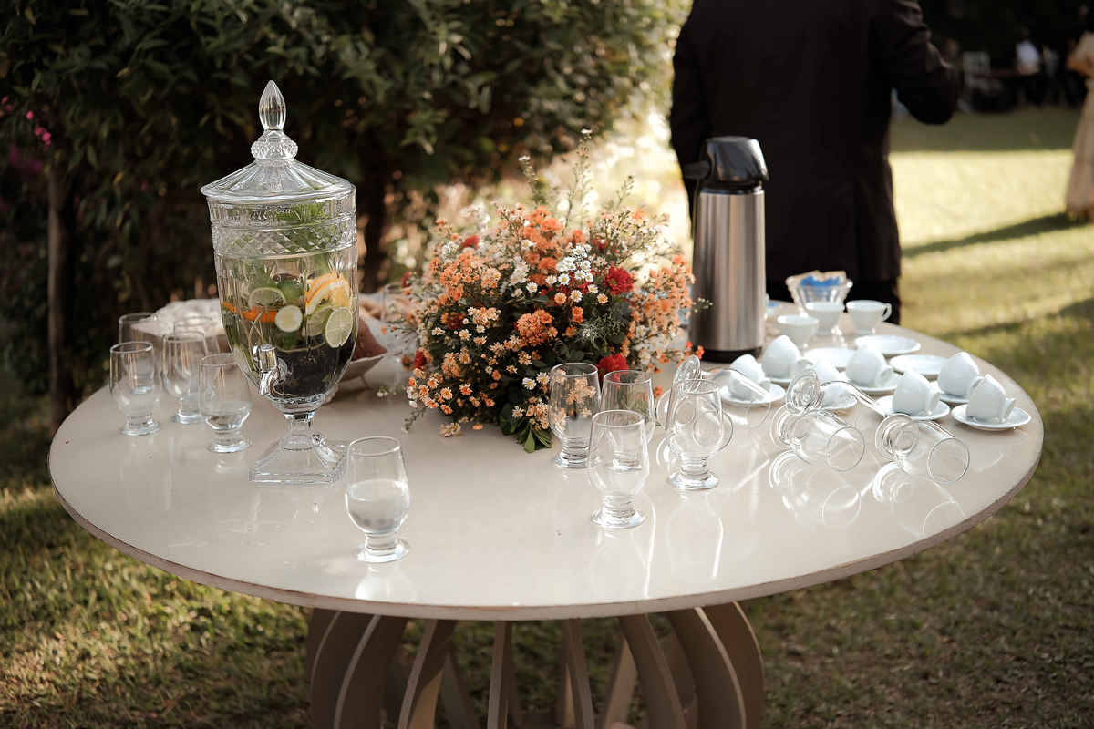 Ensaio pré-wedding na montanha, com vista panorâmica e muito amor em cada clique. Fotografia natural e cheia de sentimento.

