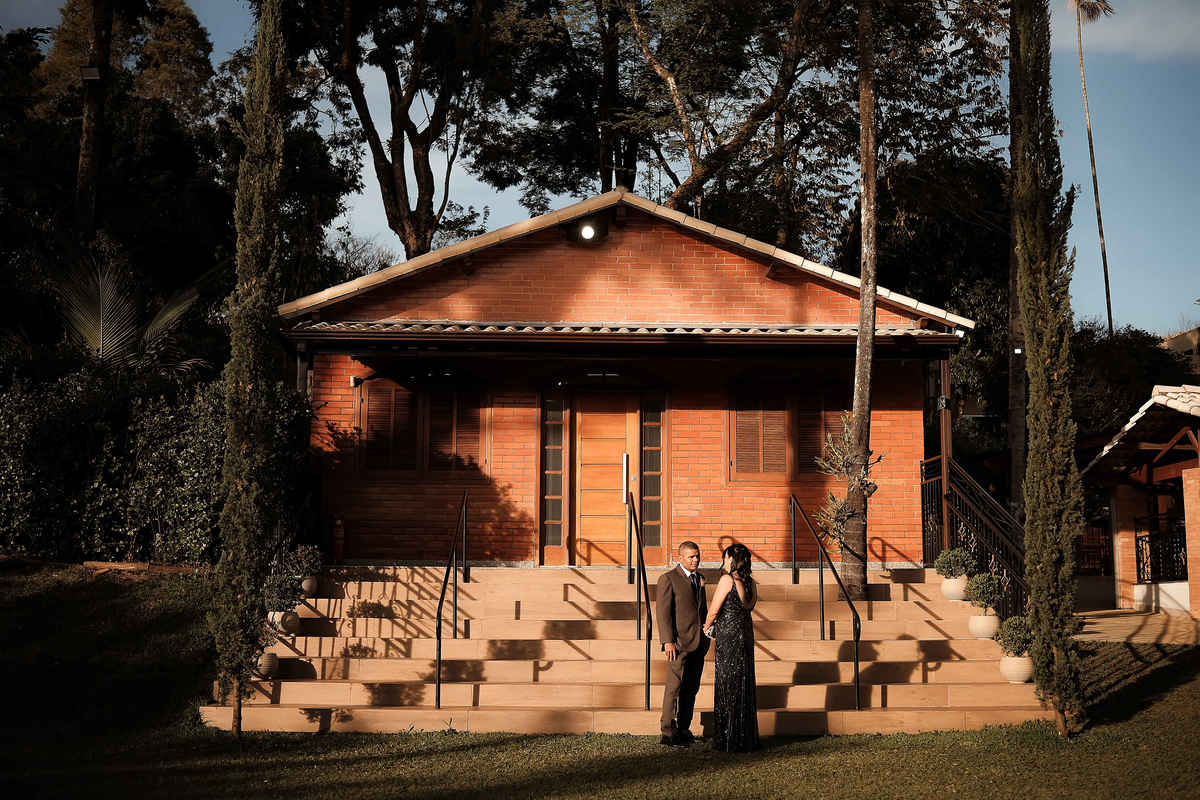 Ensaio pré-wedding na montanha, com vista panorâmica e muito amor em cada clique. Fotografia natural e cheia de sentimento.

