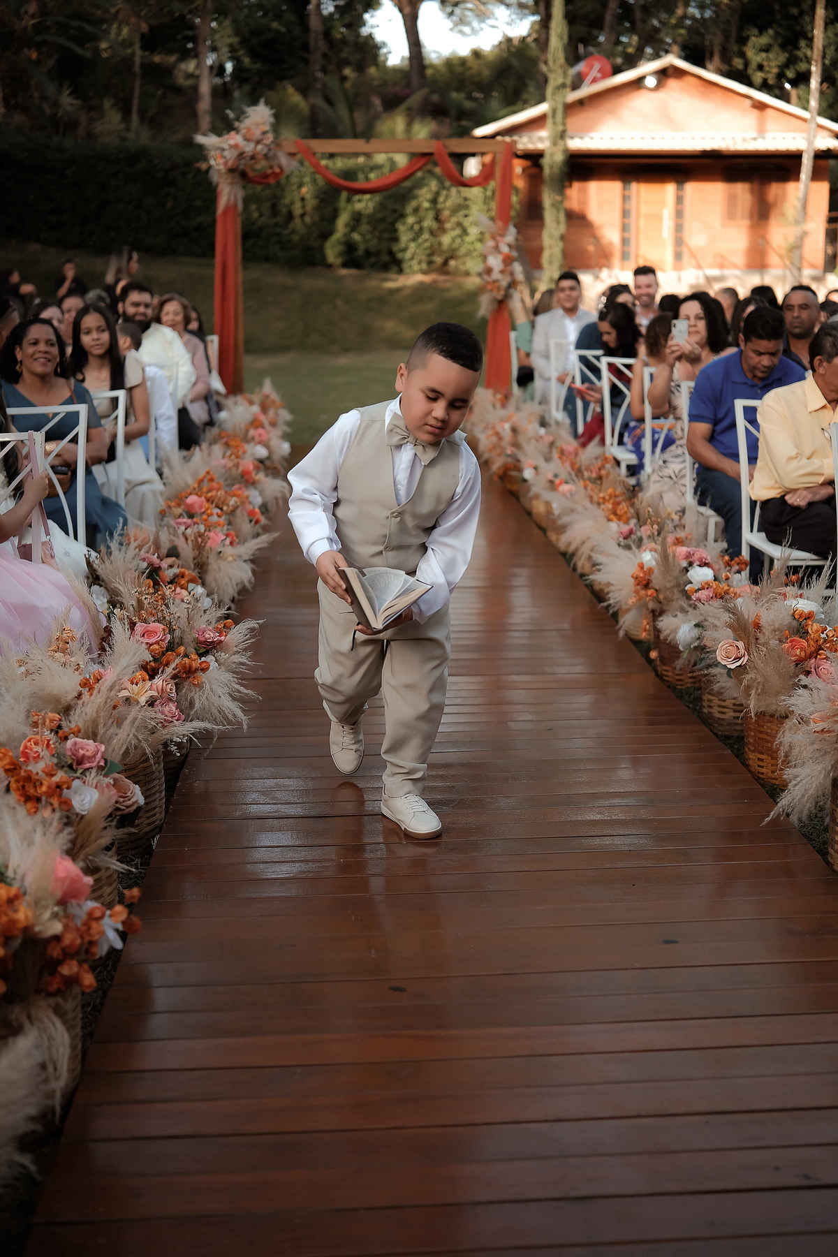 Ensaio pré-wedding na montanha, com vista panorâmica e muito amor em cada clique. Fotografia natural e cheia de sentimento.

