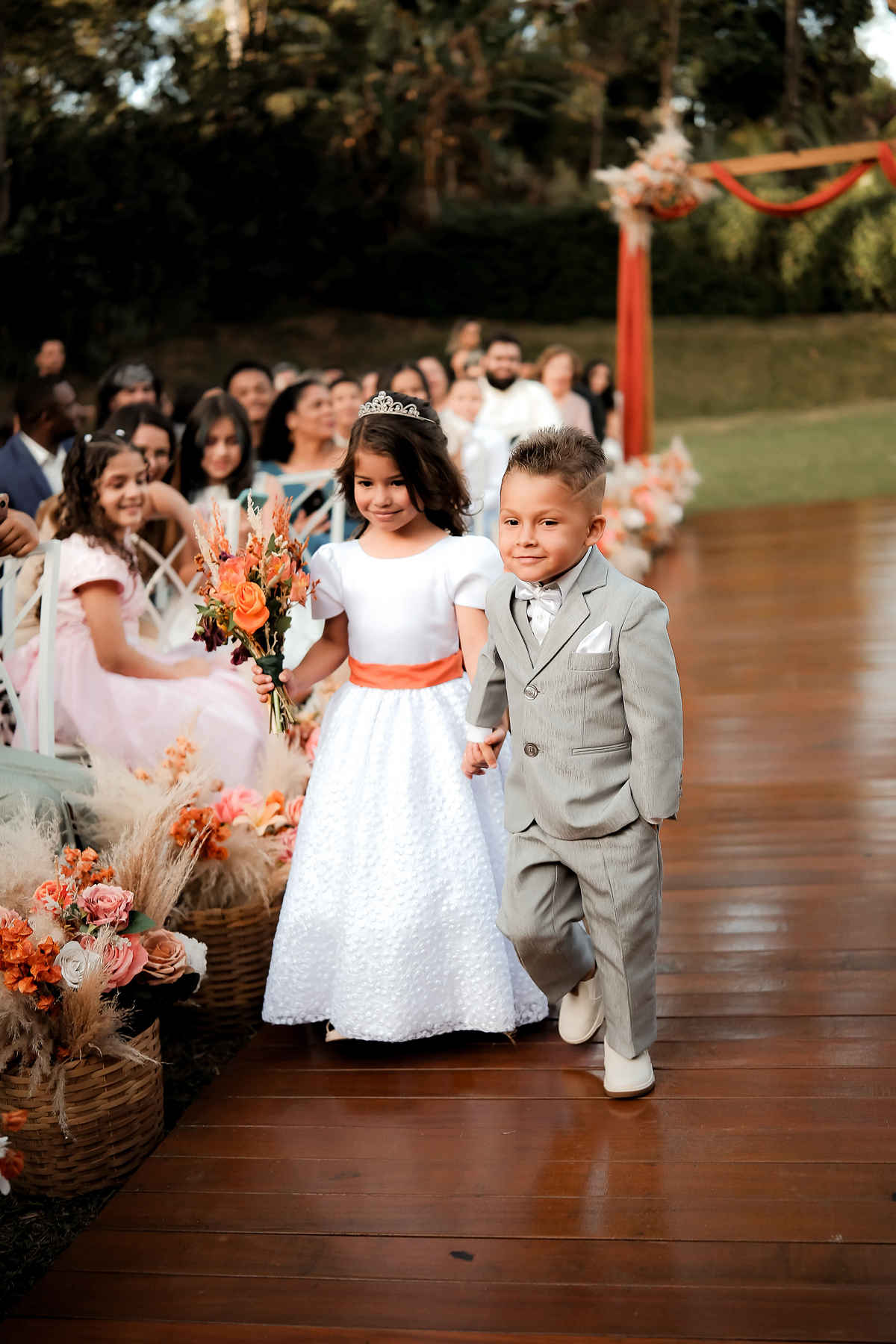 Ensaio pré-wedding na montanha, com vista panorâmica e muito amor em cada clique. Fotografia natural e cheia de sentimento.

