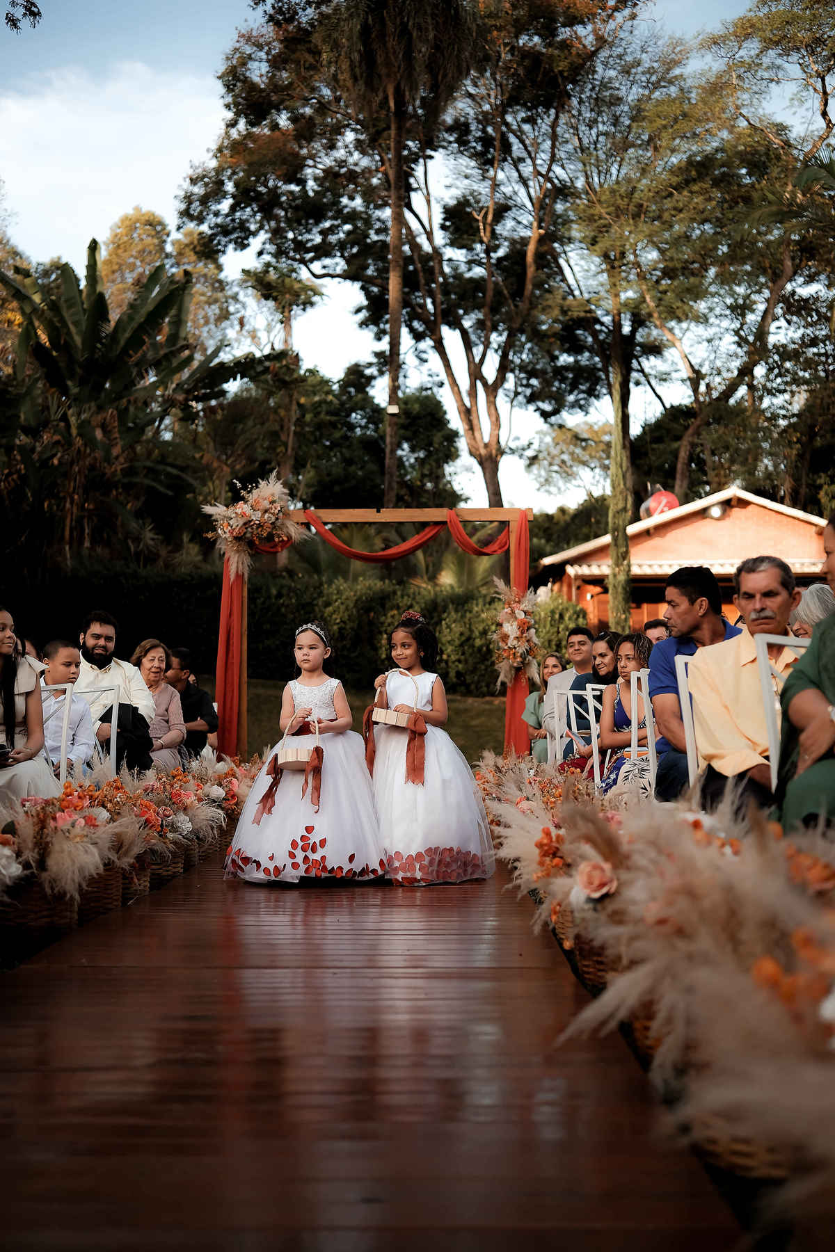 Momentos espontâneos dos noivos durante a cerimônia ao ar livre em Santa Luzia, Minas Gerais, mostrando a alegria e emoção do casamento.

