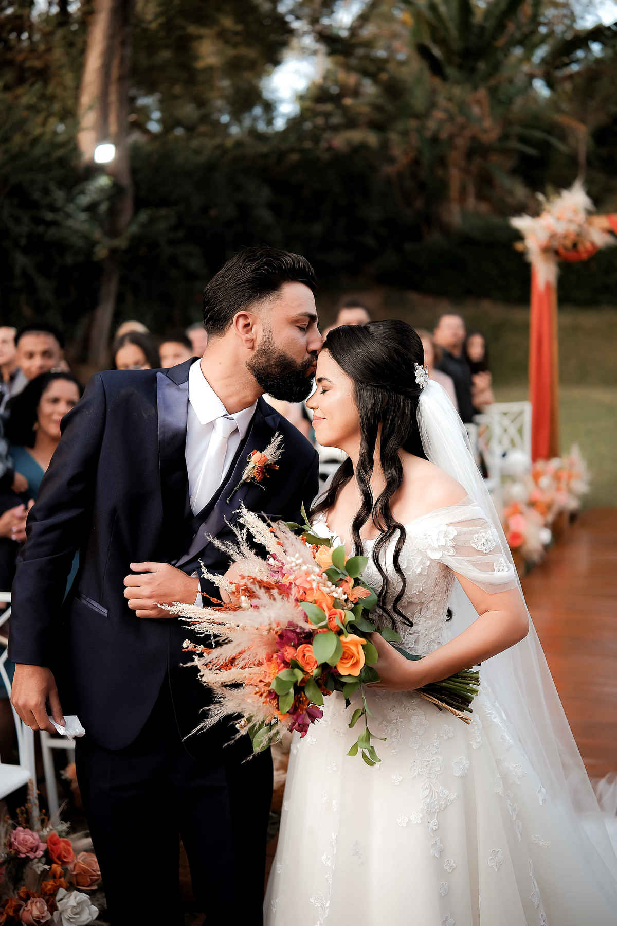 Momentos espontâneos dos noivos durante a cerimônia ao ar livre em Santa Luzia, Minas Gerais, mostrando a alegria e emoção do casamento.

