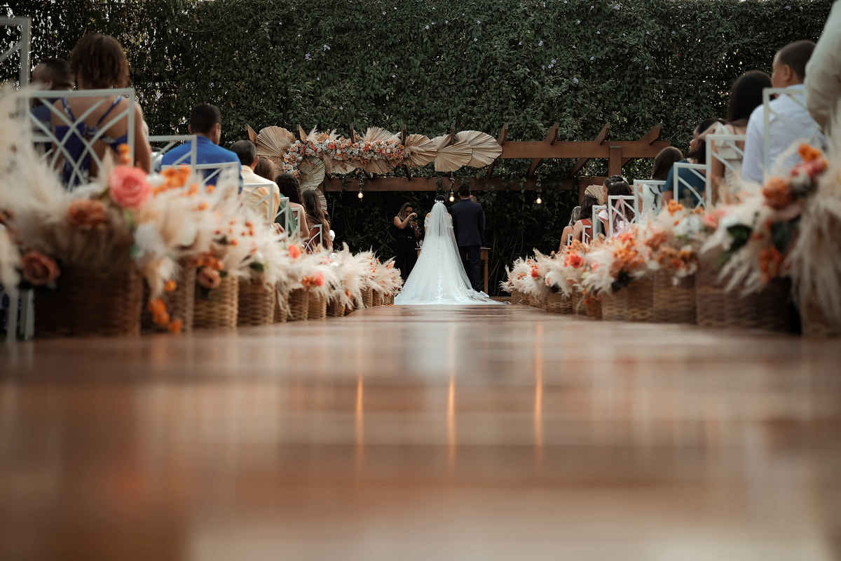 Casamento ao ar livre na praia de Minas Gerais, com registro dos detalhes e emoções que fazem cada momento inesquecível.

