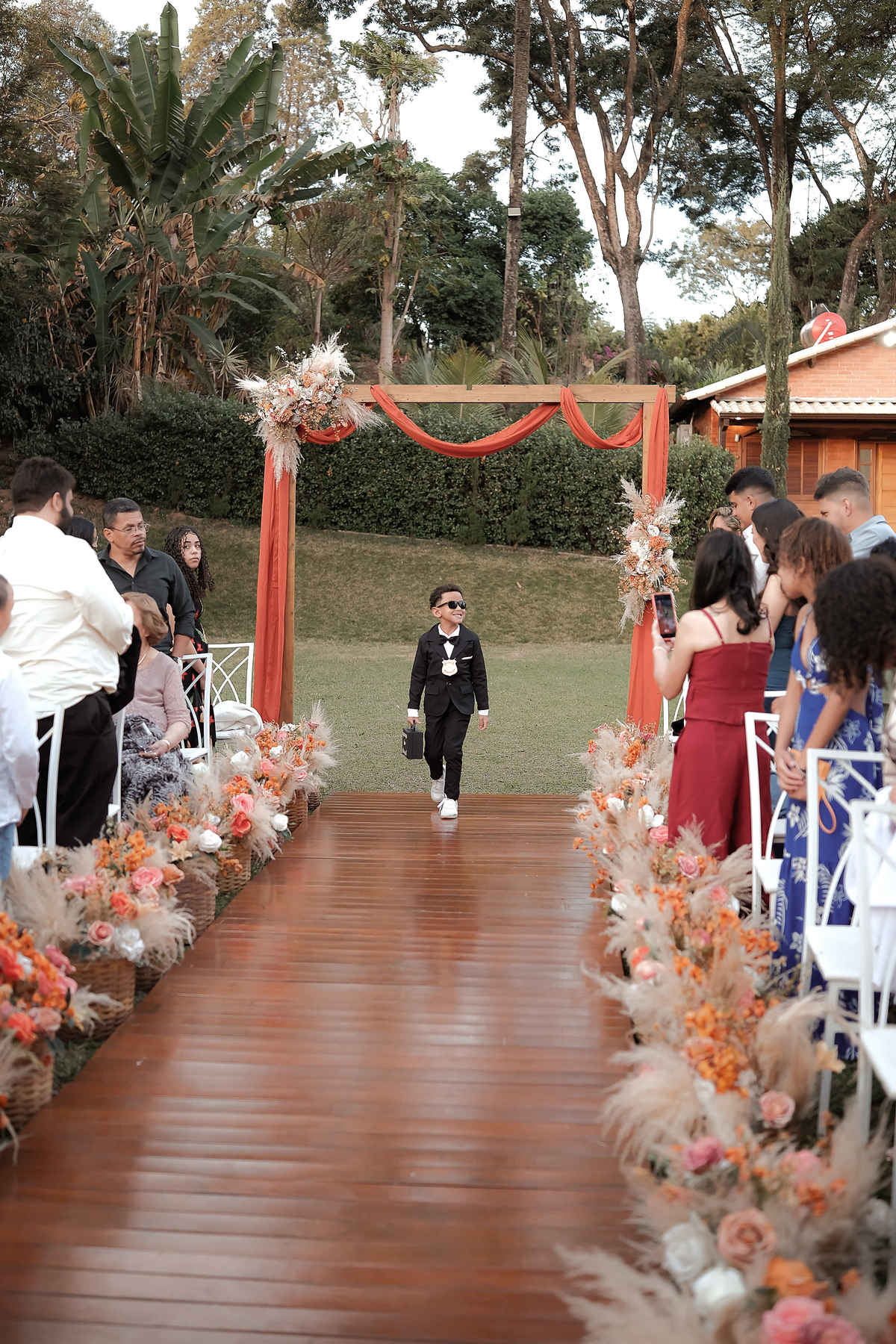 Casamento ao ar livre na praia de Minas Gerais, com registro dos detalhes e emoções que fazem cada momento inesquecível.

