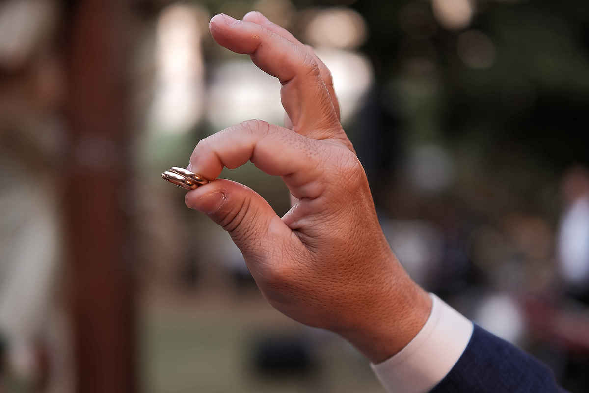 Casamento ao ar livre na praia de Minas Gerais, com registro dos detalhes e emoções que fazem cada momento inesquecível.

