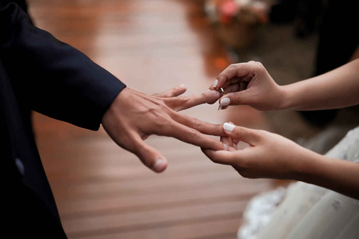 Casamento ao ar livre na praia de Minas Gerais, com registro dos detalhes e emoções que fazem cada momento inesquecível.

