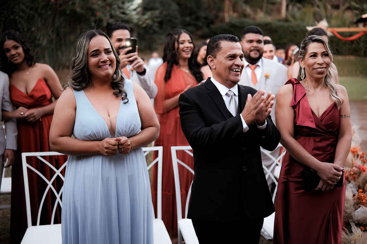 Casamento ao ar livre na praia de Minas Gerais, com registro dos detalhes e emoções que fazem cada momento inesquecível.

