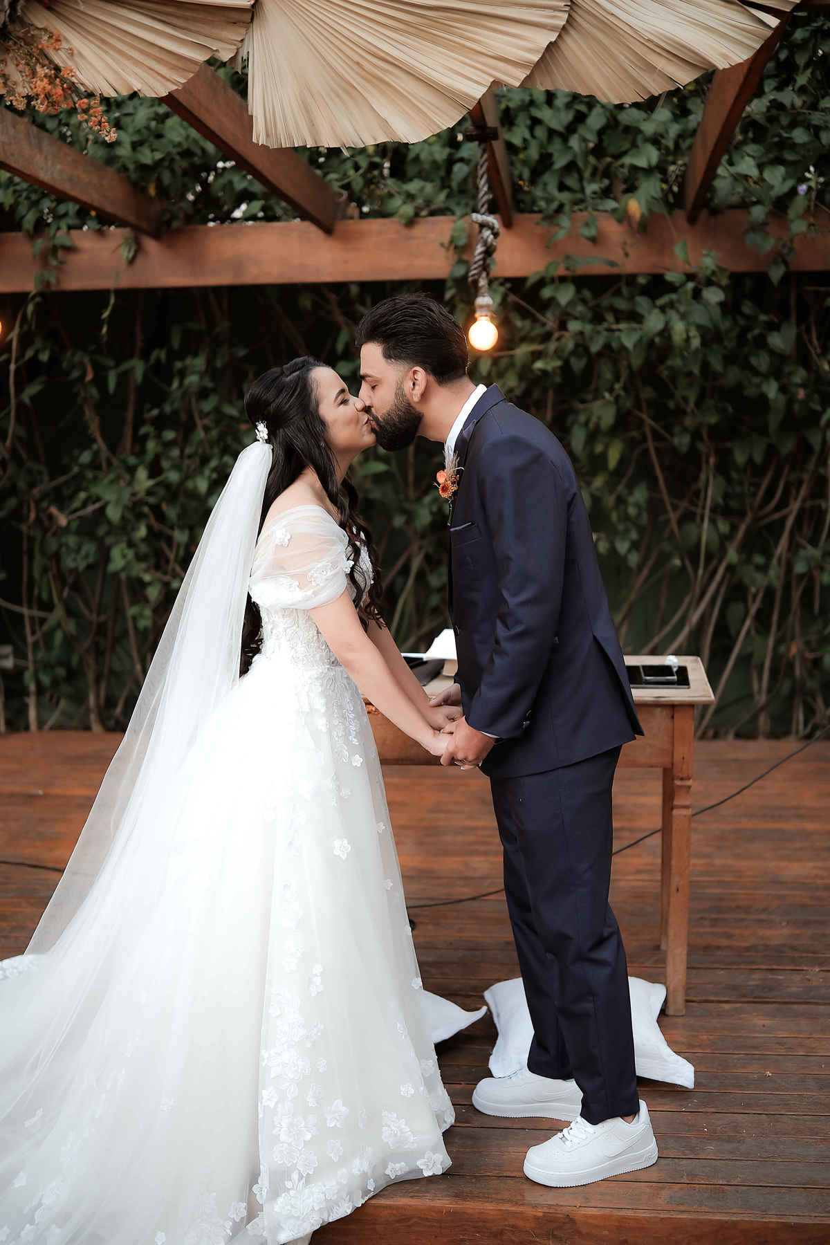 Casamento ao ar livre na praia de Minas Gerais, com registro dos detalhes e emoções que fazem cada momento inesquecível.


