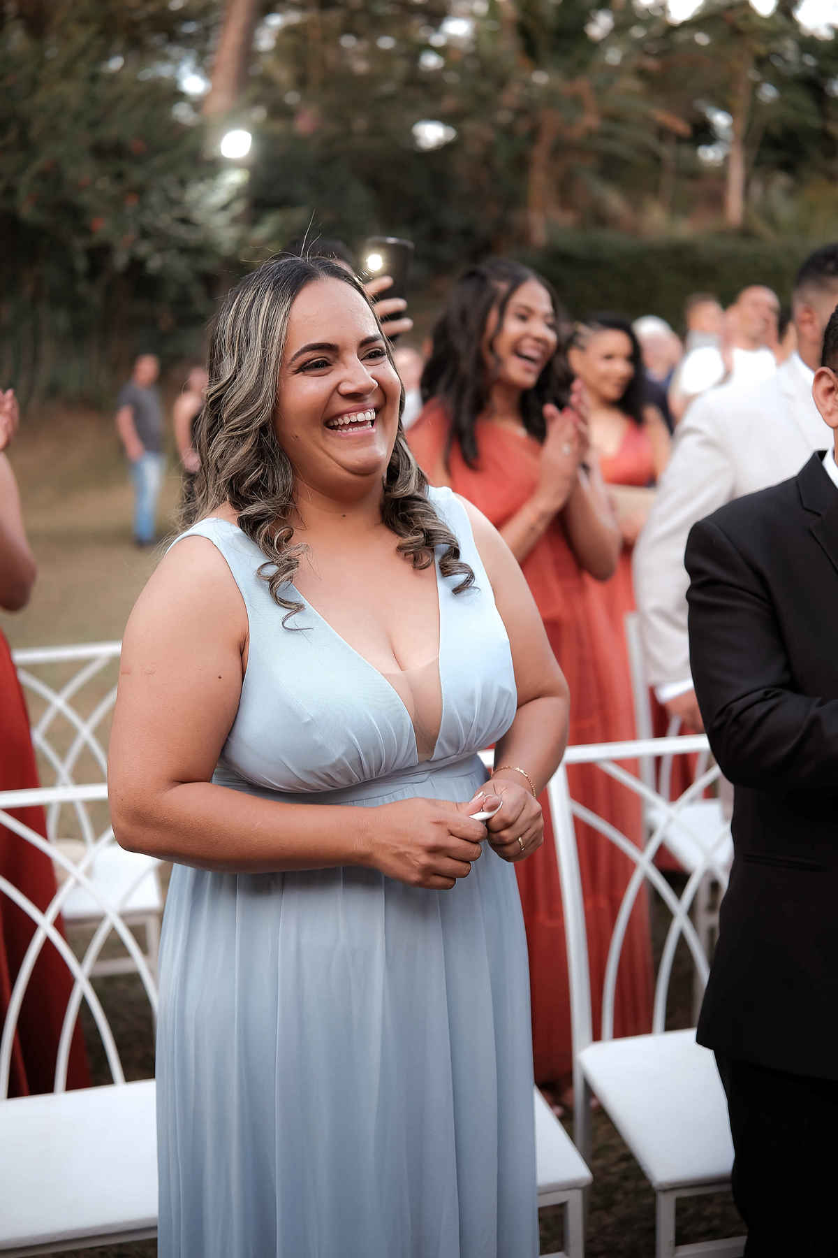 Casamento ao ar livre na praia de Minas Gerais, com registro dos detalhes e emoções que fazem cada momento inesquecível.

