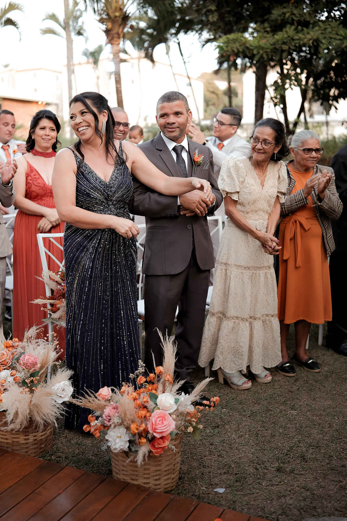 Ensaio pré-wedding na montanha, com vista panorâmica e muito amor em cada clique. Fotografia natural e cheia de sentimento.