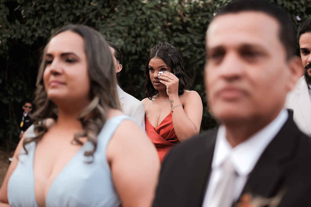 Ensaio pré-wedding na montanha, com vista panorâmica e muito amor em cada clique. Fotografia natural e cheia de sentimento.