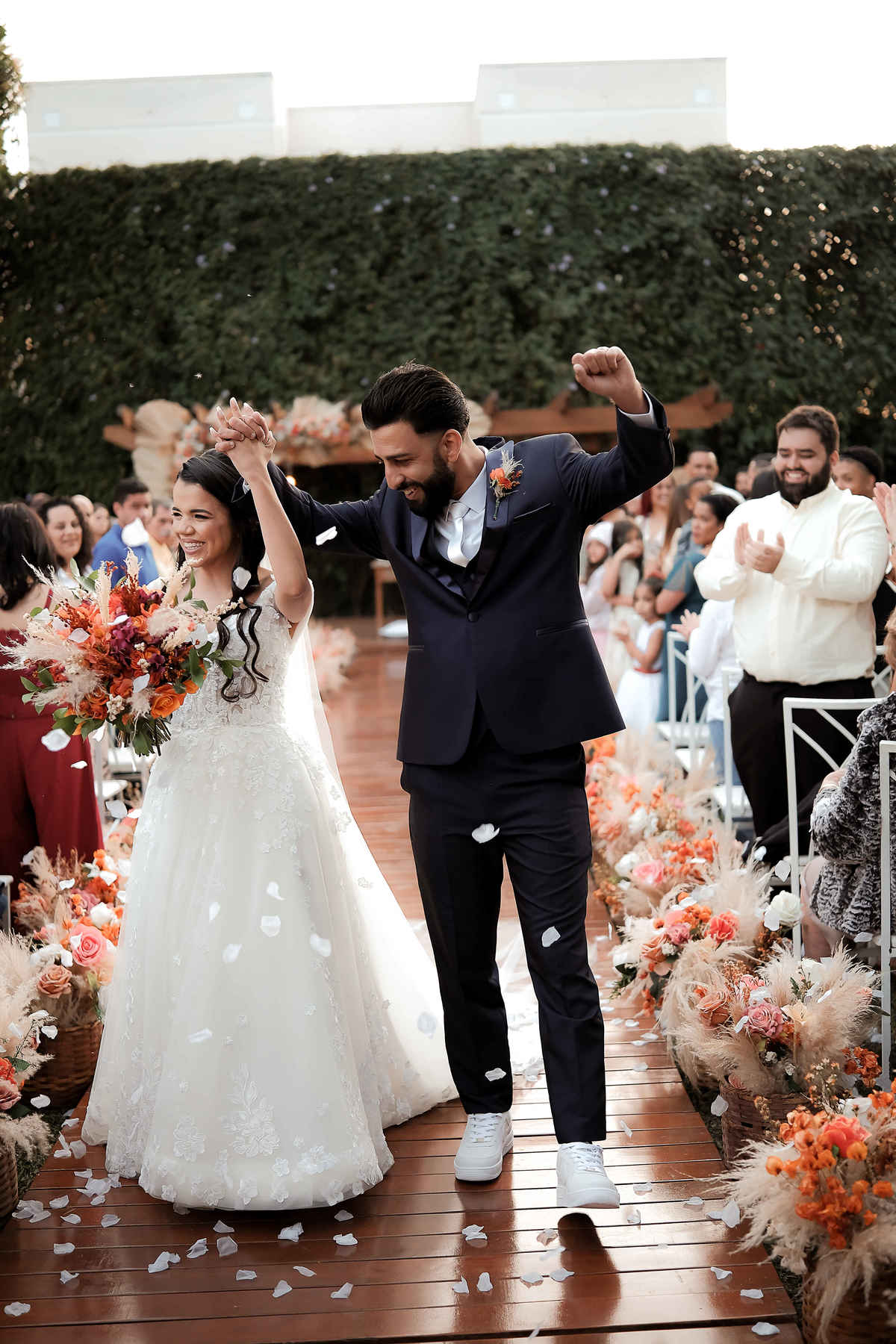 Ensaio pré-wedding na montanha, com vista panorâmica e muito amor em cada clique. Fotografia natural e cheia de sentimento.