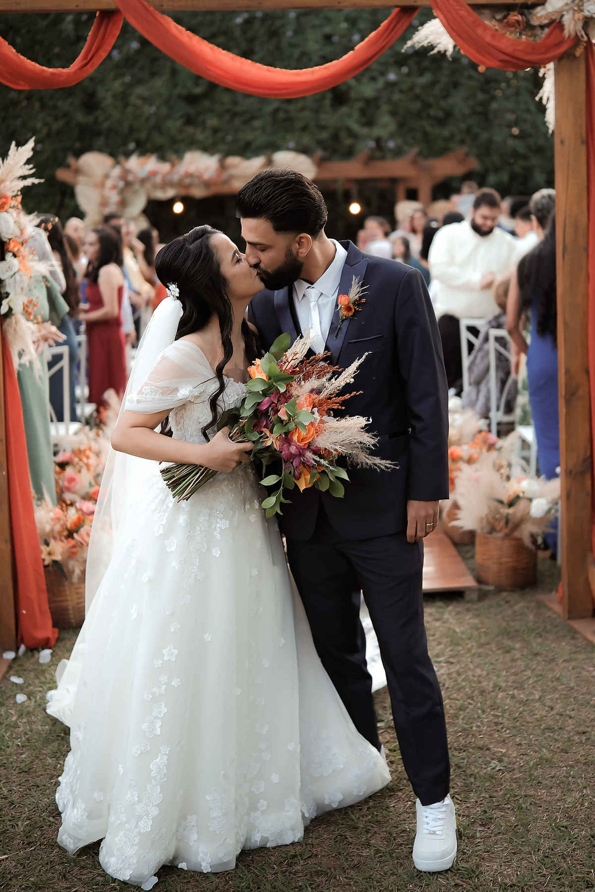 Ensaio pré-wedding na montanha, com vista panorâmica e muito amor em cada clique. Fotografia natural e cheia de sentimento.