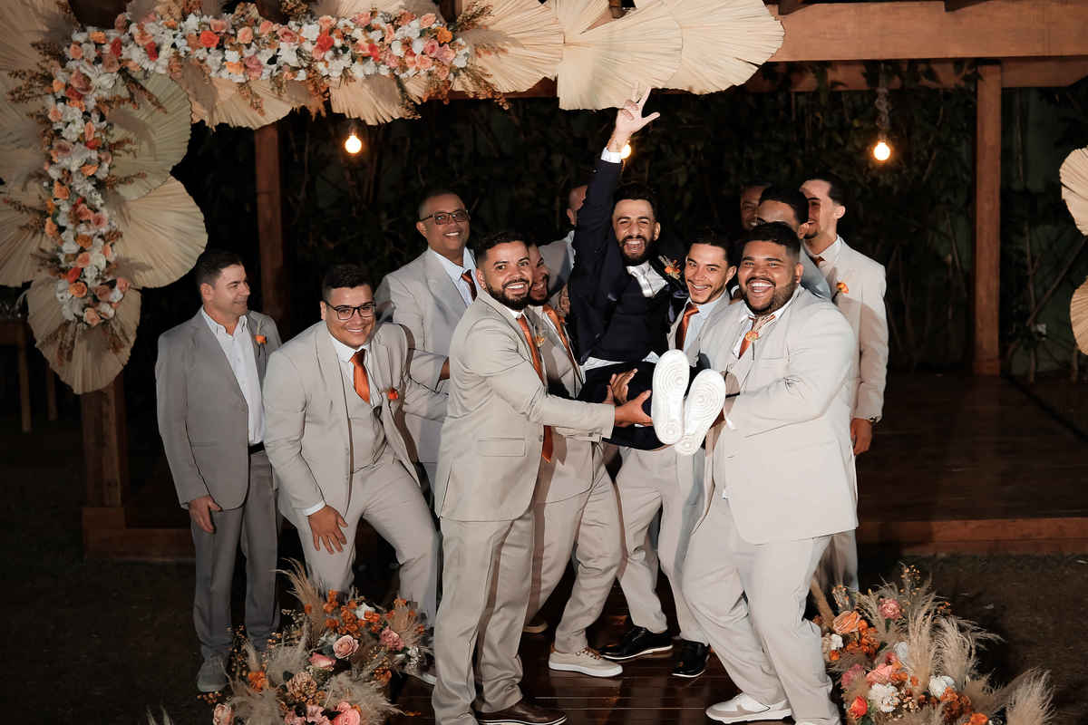 Ensaio pré-wedding na montanha, com vista panorâmica e muito amor em cada clique. Fotografia natural e cheia de sentimento.