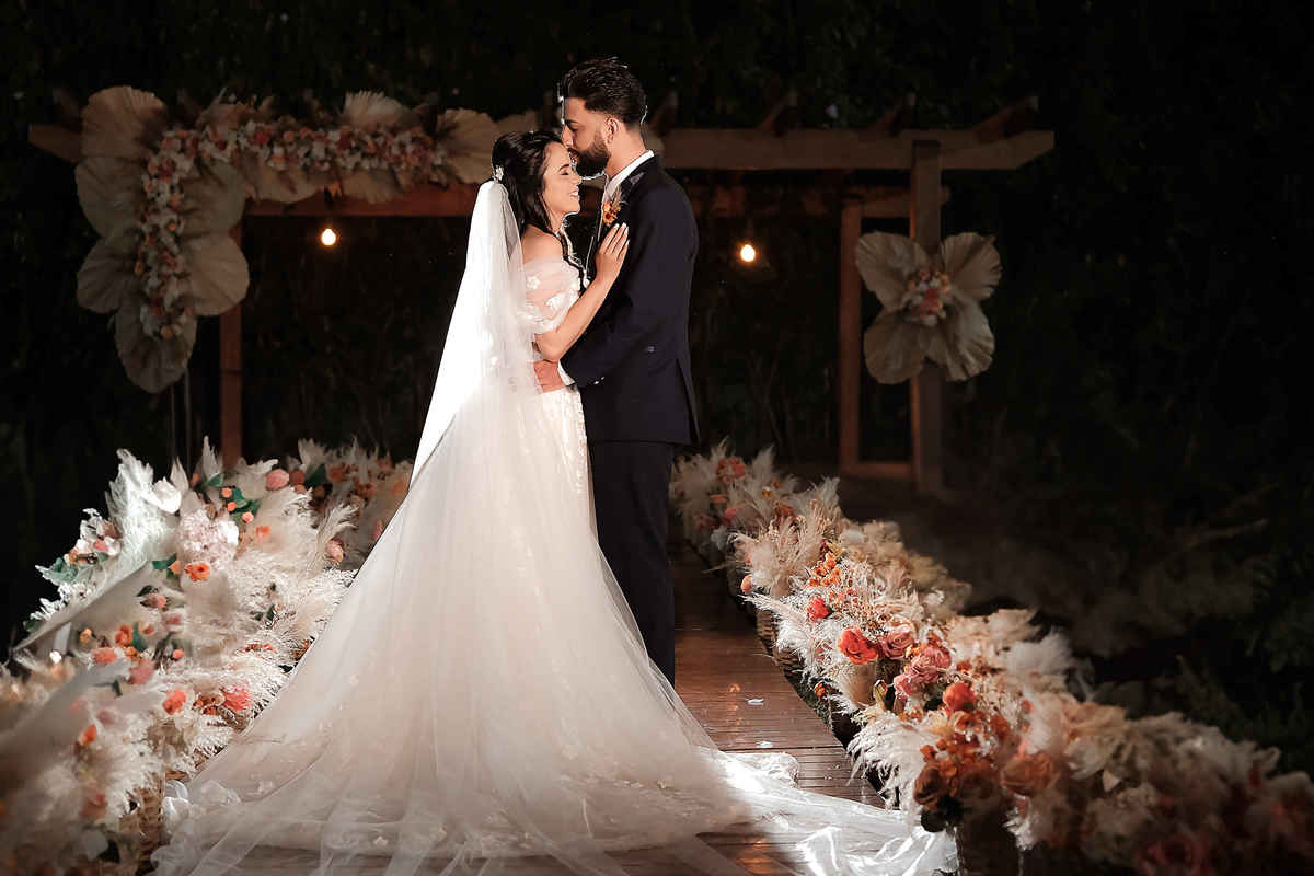 Detalhes do casamento no campo, com foco nas alianças, flores e decoração rústica, capturando a essência do grande dia.