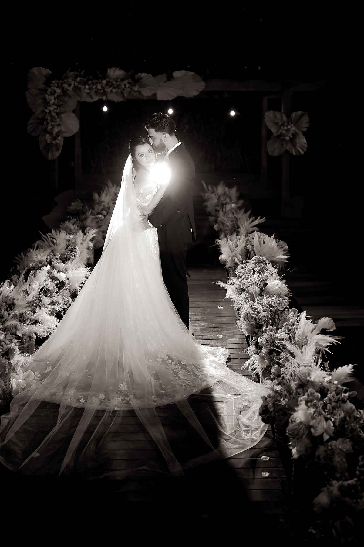 Detalhes do casamento no campo, com foco nas alianças, flores e decoração rústica, capturando a essência do grande dia.