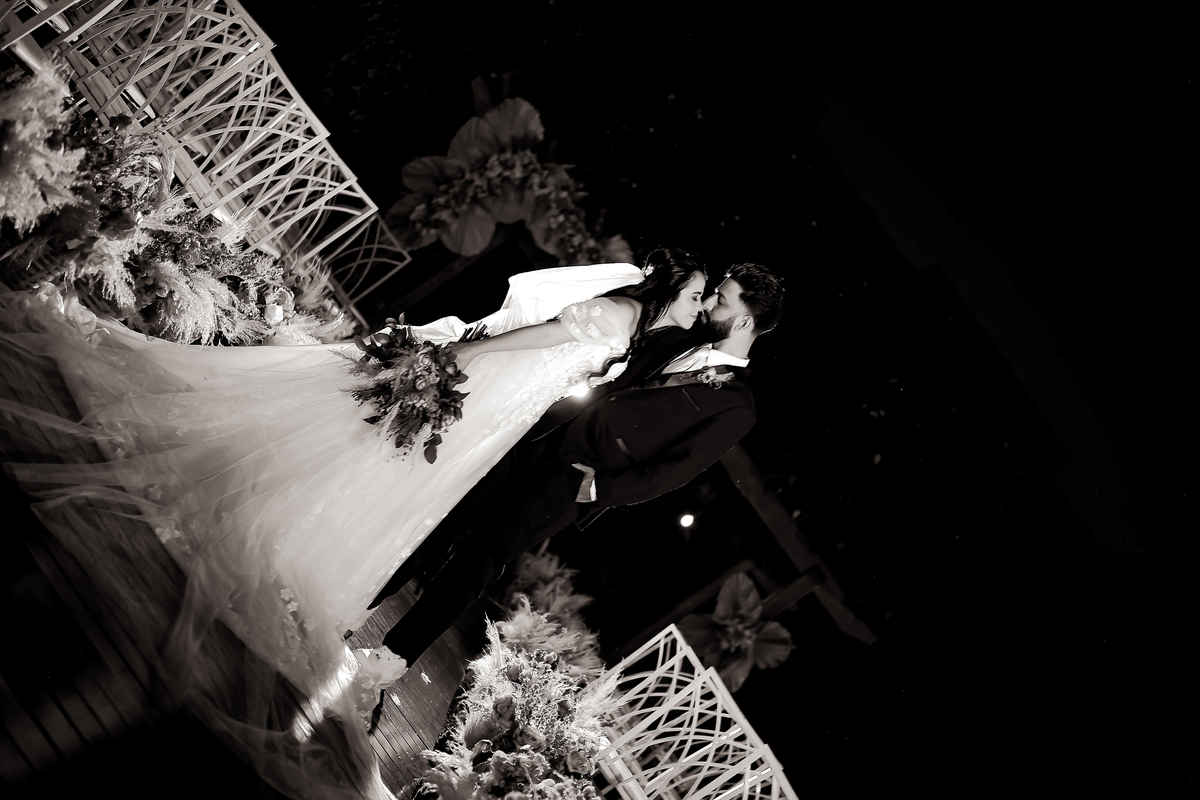Detalhes do casamento no campo, com foco nas alianças, flores e decoração rústica, capturando a essência do grande dia.